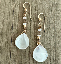 Load image into Gallery viewer, Fresh Water Pearl Earrings
