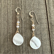 Load image into Gallery viewer, Fresh Water Pearl Earrings
